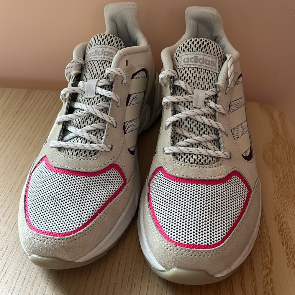 NWOB ADIDAS 90s Valasion White Grey Women's Sneaker Athletic Running Shoe Sz 9.5 - Picture 3 of 10